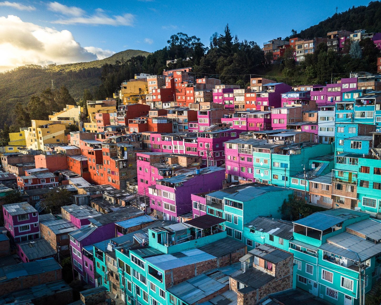 Casas de colores en un barrio de ladera colombiano