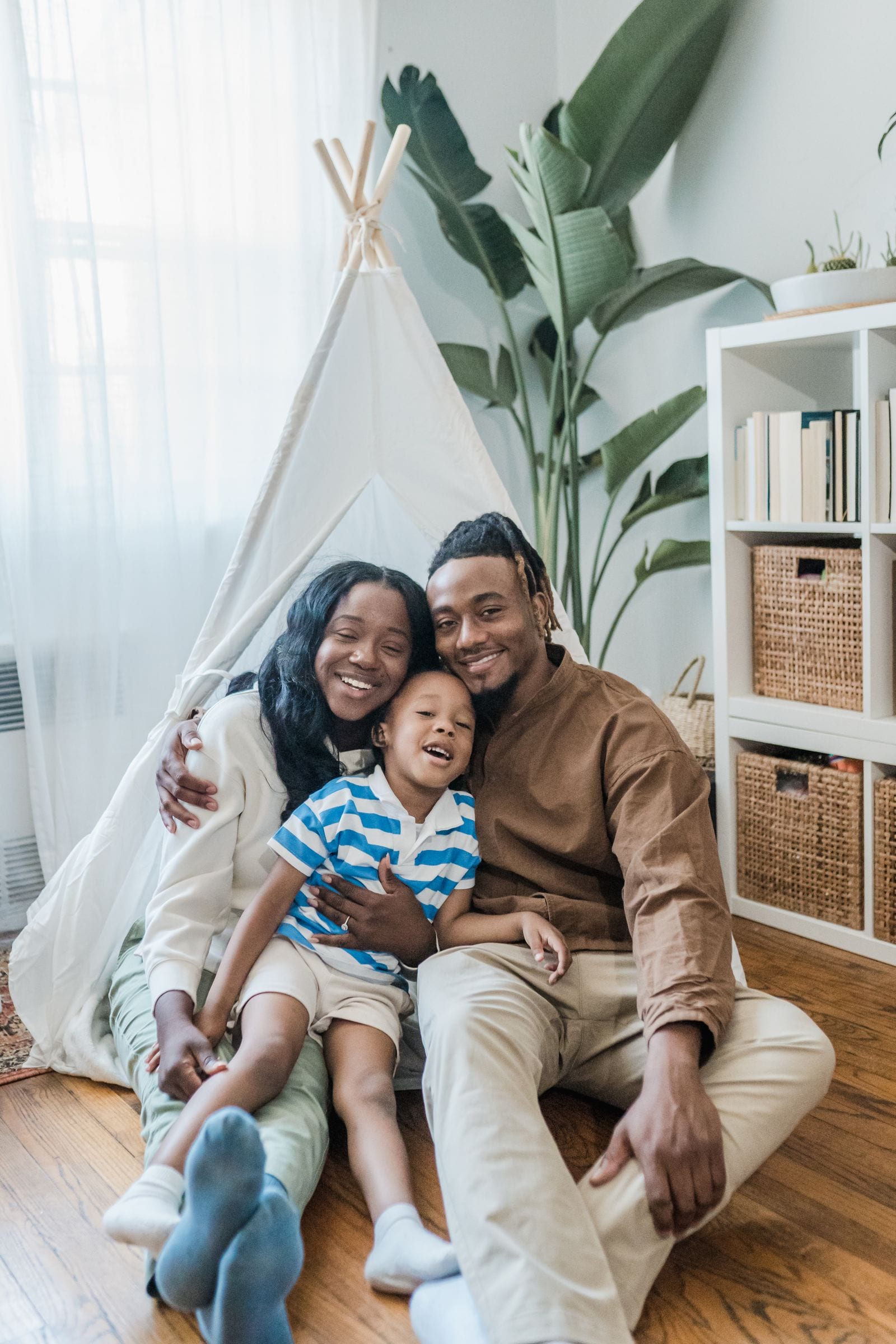 Familia disfrutando su sala en casa